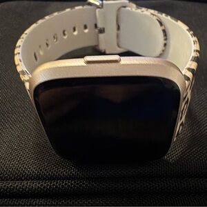 011 Fitbit Versa Smart Watch Fitness Activity Tracker | Rose